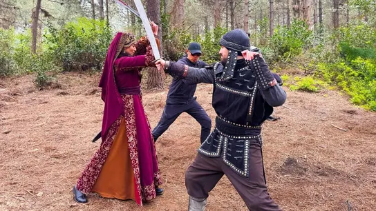 La actriz Özge Törer prepara sus escenas de acción junto al resto de actores de 'Imperio'. La actriz Özge Törer prepara sus escenas de acción junto al resto de actores de 'Imperio'.
