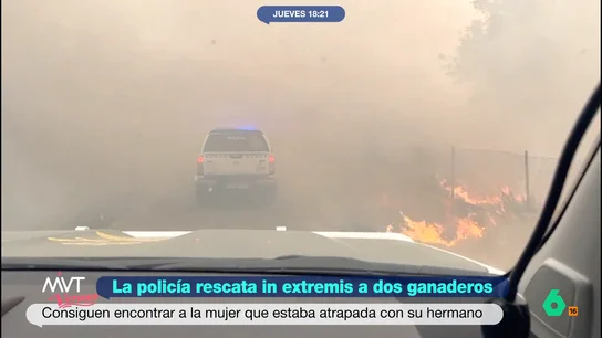 Las espectaculares imágenes del rescate a dos ganaderos atrapados en una explotación ganadera entre llamas Las espectaculares imágenes del rescate a dos ganaderos atrapados en una explotación ganadera entre llamas