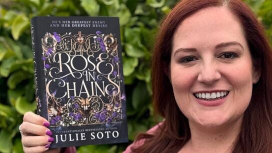 Julie Soto con un ejemplar de 'Rose in chains'