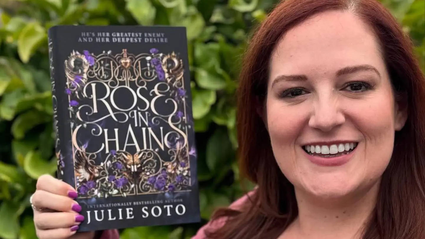 Julie Soto con un ejemplar de 'Rose in chains' Julie Soto con un ejemplar de 'Rose in chains'