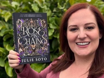 Julie Soto con un ejemplar de 'Rose in chains'