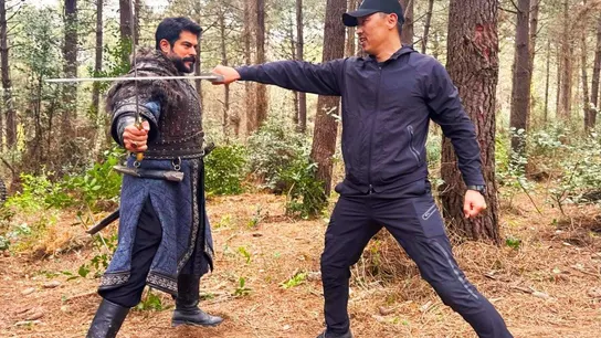 El actor Burak Özçivit se prepara para sus escenas de lucha en 'Imperio' junto al equipo de especalistas. El actor Burak Özçivit se prepara para sus escenas de lucha en 'Imperio' junto al equipo de especalistas.