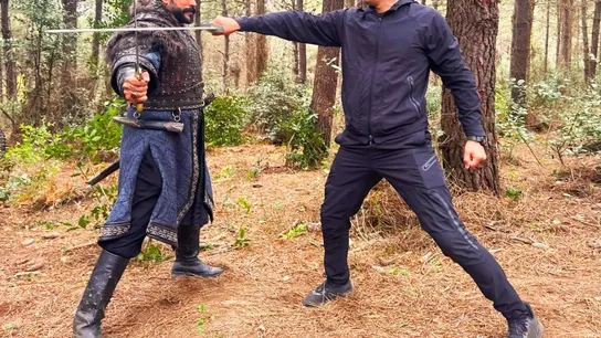 El actor Burak Özçivit se prepara para sus escenas de lucha en 'Imperio' junto al equipo de especalistas. El actor Burak Özçivit se prepara para sus escenas de lucha en 'Imperio' junto al equipo de especalistas.