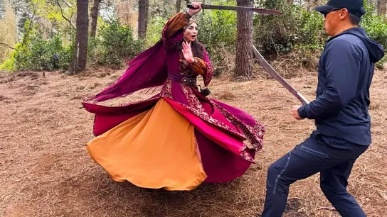Özge Törer prepara sus escenas de acción como Bala Hatun en 'Imperio'. La actriz Özge Törer prepara sus escenas de acción como Bala Hatun en 'Imperio'.
