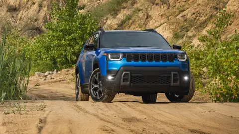 El nuevo Jeep Cherokee presenta una imagen dominada por líneas rectas y rotundas, un aspecto que no dejará indiferente a nadie Jeep Cherokee 2026