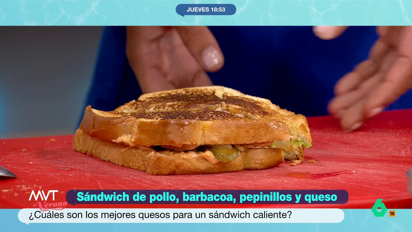 El sándwich de pollo con queso Idiazábal de Carlos Maldonado que puede salvarte el día Descubre la receta en vídeo de este sándwich con toque Estrella Michelin perfecto para hacer rápido, en casa y con ingredientes de calidad que te hará huir de la comida basura.