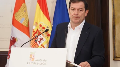 Junta defiende a Mañueco tras la negativa de bomberos forestales a saludarle: "Ocurre a los políticos que dan la cara" Junta defiende a Mañueco tras la negativa de bomberos forestales a saludarle: "Ocurre a los políticos que dan la cara"