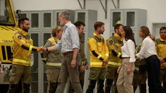Felipe VI y Letizia saludan a varios efectivos que han trabajado en los incendios en Ourense Felipe VI y Letizia saludan a varios efectivos que han trabajado en los incendios en Ourense