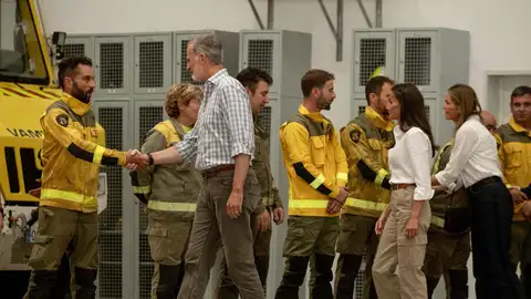 Felipe VI y Letizia saludan a varios efectivos que han trabajado en los incendios en Ourense Felipe VI y Letizia saludan a varios efectivos que han trabajado en los incendios en Ourense
