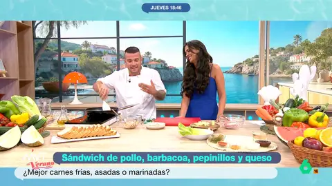 El chef Carlos Maldonado desvela cuál es la mejor técnica para desmenuzar el pollo El cocinero comparte una deliciosa receta: un sándwich de pollo con queso Idiazabal. Este receta es sencilla y, para su elaboración, ha utilizado alitas de pollo. Descubre cómo consigue deshebrar rápidamente y sin dificultad.