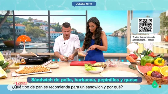 María Lamela la 'lía' cocinando con el chef Carlos Maldonado: "Como me vea mi madre..." La presentadora de Más Vale Tarde se ha animado a ayudar al chef Carlos Maldonado en la elaboración de la salsa que acompañaba el plato que ha preparado: un sándwich de pollo con queso Idiazábal.