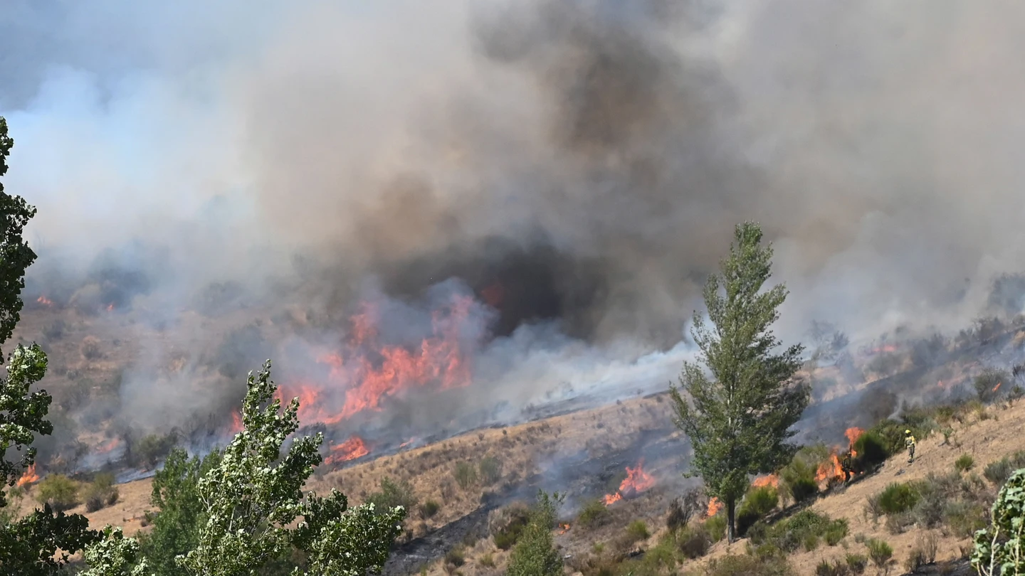 Imagen del incendio que quema Fasgar (León) a día 28 de agosto Imagen del incendio que quema Fasgar (León) a día 28 de agosto