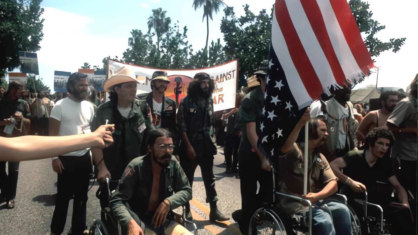 Ron Kovic durante las protestas contra Vietnam en la Convenci&oacute;n Nacional Republicana en 1972. 