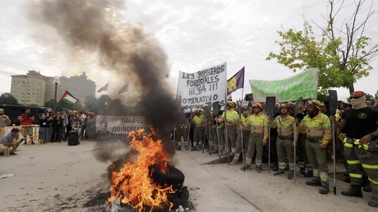 Bomberos forestales protestan a las puertas de las Cortes Bomberos forestales protestan a las puertas de las Cortes