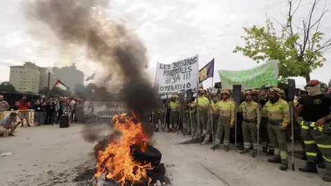 Bomberos forestales protestan a las puertas de las Cortes Bomberos forestales protestan a las puertas de las Cortes