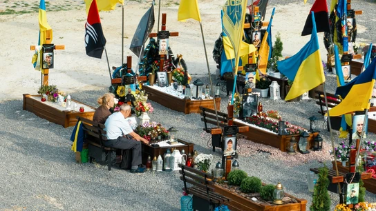 Gente en el Cementerio Militar en Lviv, rodeados de banderas y coronas de flores en el Día de Recuerdo de los Soldados Caídos en Ucrania. Gente en el Cementerio Militar en Lviv, rodeados de banderas y coronas de flores en el Día de Recuerdo de los Soldados Caídos en Ucrania.