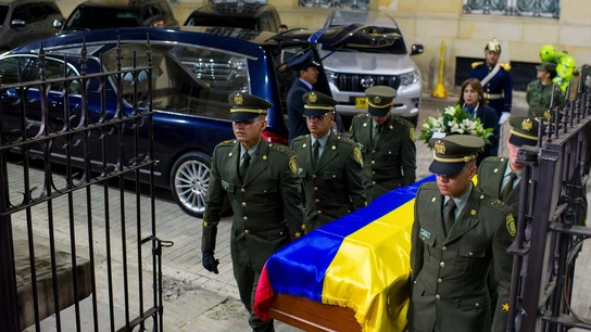 Policías colombianos cargando el féretro del senador Miguel Uribe Policías colombianos cargando el féretro del senador Miguel Uribe