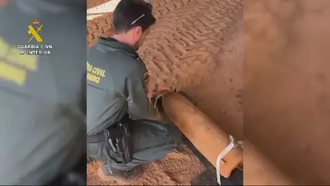 Un guardia civil, con un misil Un guardia civil, con un misil