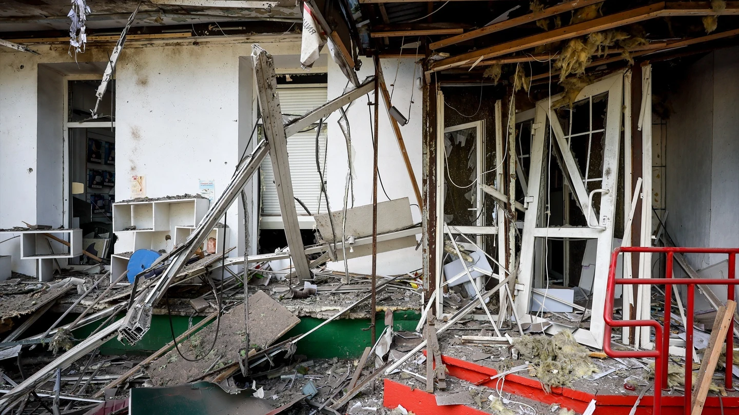 Destrozos causados por un ataque ruso en Donetsk Destrozos causados por un ataque ruso en Donetsk