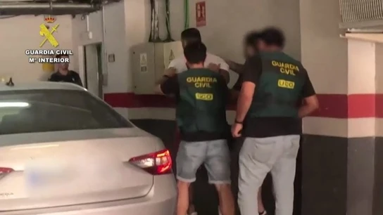 Imagen del momento de la detención a un fugitivo de la justicia italiana en Barcelona Imagen del momento de la detención a un fugitivo de la justicia italiana en Barcelona