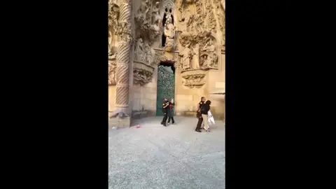Los agentes detienen a dos activistas en la Sagrada Familia Los agentes detienen a dos activistas en la Sagrada Familia