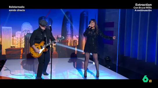 Amaral inaugura la nueva temporada de El Intermedio cantando en directo 'Dolce vita' El Gran Wyoming afirma que se siente agotado ante tanta información y necesita algo que le reactive. Por ello pide ayuda al grupo al grito de "¡Amaral, os necesito!".