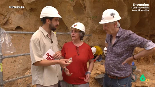 Isma Juárez presencia en directo el descubrimiento de un fósil en Atapuerca: "Si se me cae, puede ser un desastre" Isma Juárez se adentra en Atapuerca con Juan Luis Arsuaga y presencia el descubrimiento de una falange de rinoceronte de hace miles de años. Mientras la sostiene en su mano, la coordinadora del yacimiento le avisa: "Te podemos tirar al fondo".