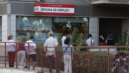Varias personas hacen cola en una oficina del SEPE, a 4 de agosto de 2025, en Madrid Varias personas hacen cola en una oficina del SEPE, a 4 de agosto de 2025, en Madrid