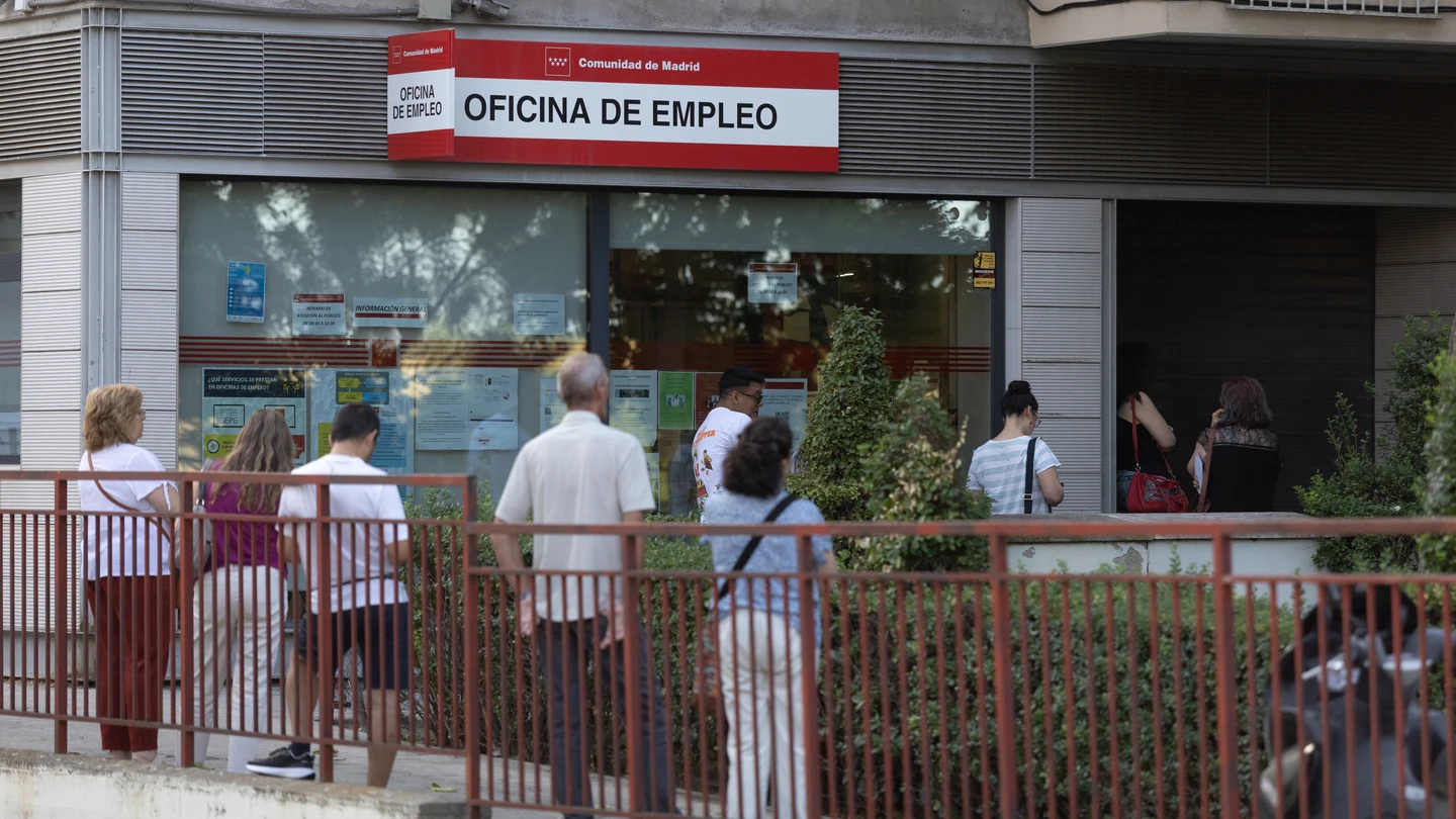 Varias personas hacen cola en una oficina del SEPE, a 4 de agosto de 2025, en Madrid Varias personas hacen cola en una oficina del SEPE, a 4 de agosto de 2025, en Madrid