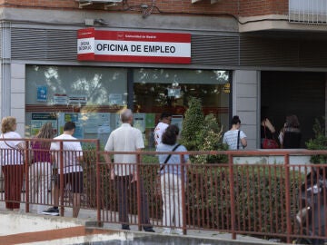 Varias personas hacen cola en una oficina del SEPE, a 4 de agosto de 2025, en Madrid