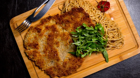 Un filete empanado con rúcula y espaguetis Un filete empanado con rúcula y espaguetis