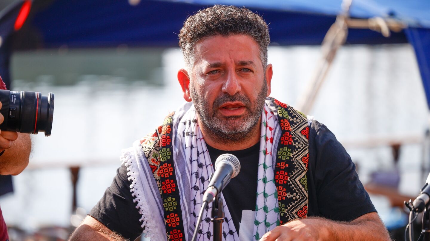 El coordinador de la Global Sumud Flotilla, Saif Abukeshek, durante una rueda de prensa antes de la despedida a la Global Sunat Flotilla en el Puerto de Barcelona, a 31 de agosto de 2025.
