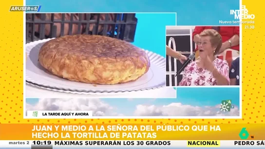 Juan y Medio, a Pepa, la señora del público que ha llevado una tortilla de patatas: "Lleva cebolla y un poquito de laca también, ¿eh?" Juan y Medio, a Pepa, la señora del público que ha llevado una tortilla de patatas: "Lleva cebolla y un poquito de laca también, ¿eh?"
