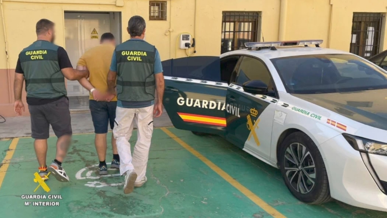 Acaba detenido tras ser reconocido tres años después en redes por el hombre al que raptó y robó en Roquetas de Mar (Almería)