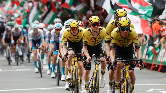 Los ciclistas del Israel-Premier Tech durante la Vuelta, mientras manifestantes protestan contra su participación Los ciclistas del Israel-Premier Tech durante la Vuelta, mientras manifestantes protestan contra su participación