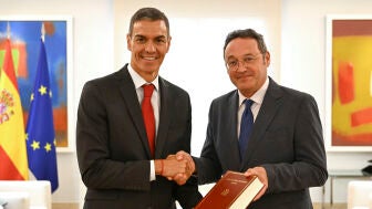 El presidente del Gobierno, Pedro S&aacute;nchez (izda), recibe al fiscal general del Estado, &Aacute;lvaro Garc&iacute;a Ortiz, en Moncloa