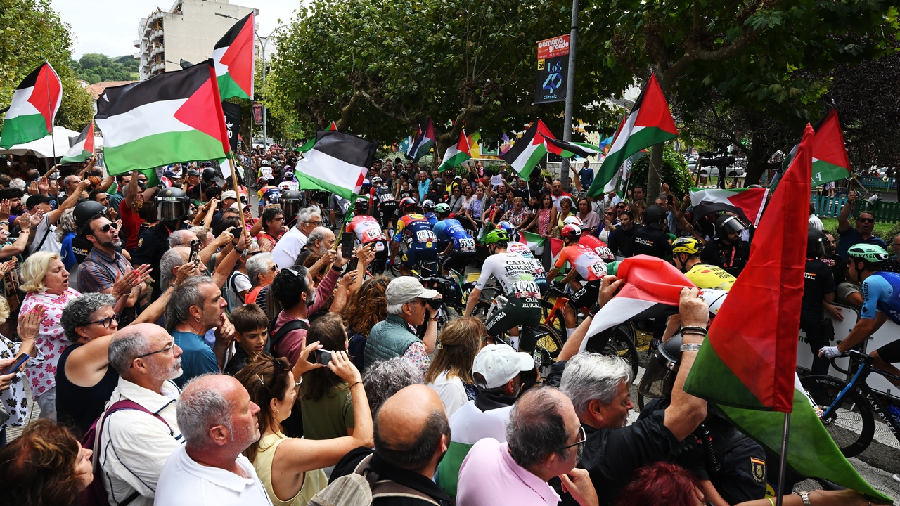 Juan Ayuso reina en otra etapa de protestas contra el genocidio en Gaza: sin incidentes en Cantabria