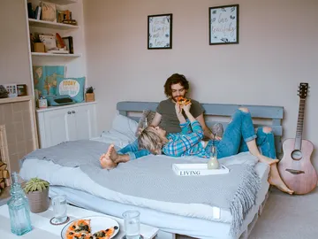 Una pareja desayunando Una pareja desayunando