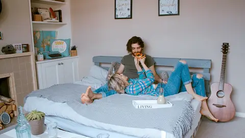Una pareja desayunando Una pareja desayunando