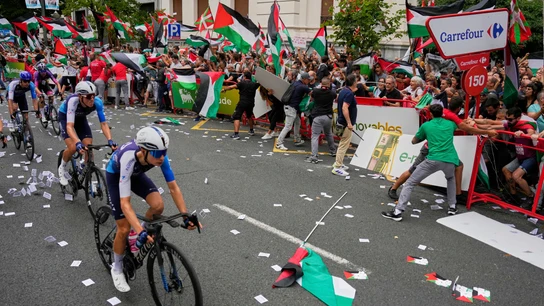 Los ciclistas del Israel-Premier Tech durante la Vuelta, mientras manifestantes protestan contra su participación Los ciclistas del Israel-Premier Tech durante la Vuelta, mientras manifestantes protestan contra su participación