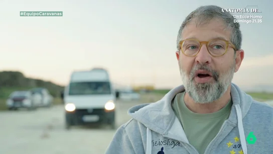 El ‘boom de las caravanas’ en Tarifa, según un vecino: "A veces creo que hasta me saldría mejor que vinieran ladrones, porque esta gente es increíble" El ‘boom de las caravanas’ en Tarifa, según un vecino: "A veces creo que hasta me saldría mejor que vinieran ladrones, porque esta gente es increíble"