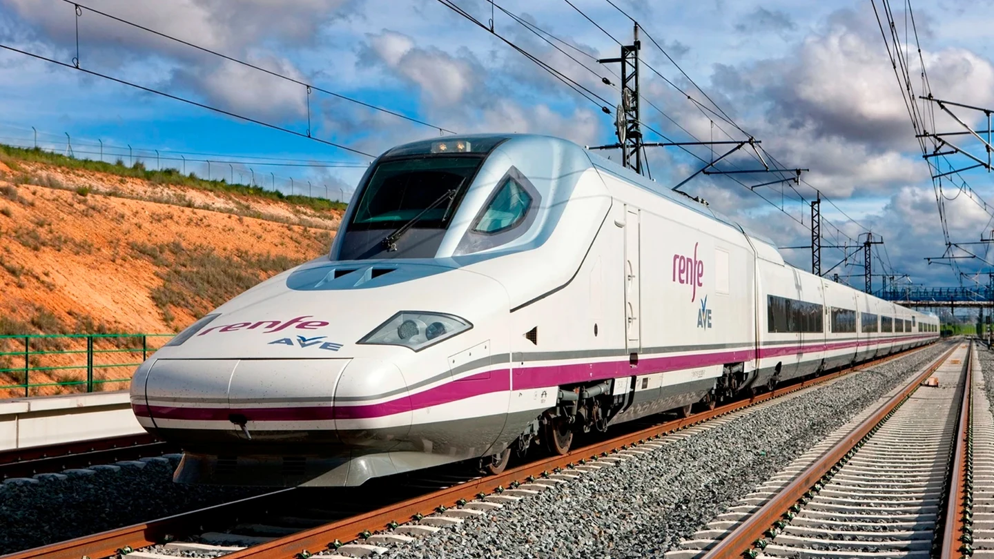 Imagen de archivo de un tren AVE A3 Noticias 1 (04-09-25) Una caída de los servidores informáticos paraliza o retrasa todos los trenes AVE con origen y destino Madrid