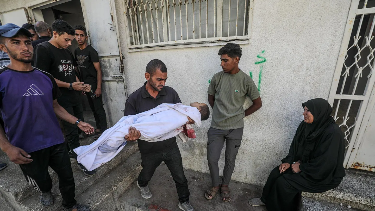 Un palestino lleva el cadáver de su hijo en brazos tras un ataque de Israel Un palestino lleva el cadáver de su hijo en brazos tras un ataque de Israel
