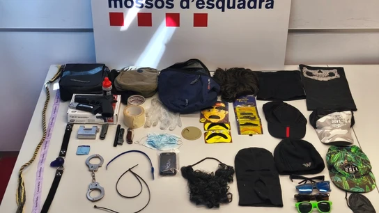 Material incautado al presunto violador de Gavá, detenido en Casteldefells. Material incautado al presunto violador de Gavá, detenido en Casteldefells.