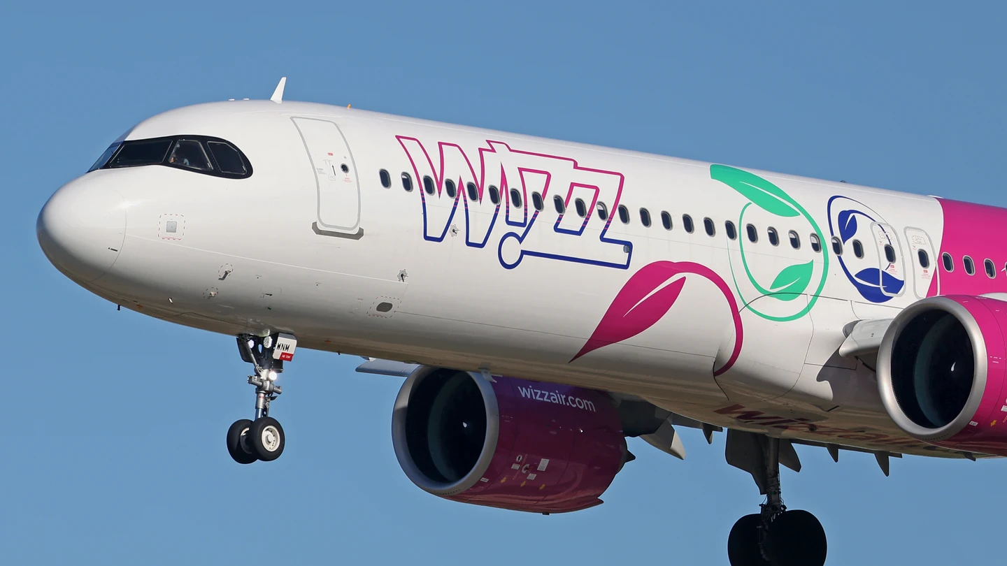 Imagen de archivo de un avión de la aerolínea Wizz Air aterrizando en el aeropuerto de El Prat Imagen de archivo de un avión de la aerolínea Wizz Air aterrizando en el aeropuerto de El Prat