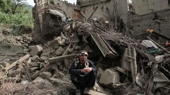 Una víctima del terremoto del domingo junto a los escombros de una casa dañada en Kunar, Afganistán Una víctima del terremoto del domingo junto a los escombros de una casa dañada en Kunar, Afganistán