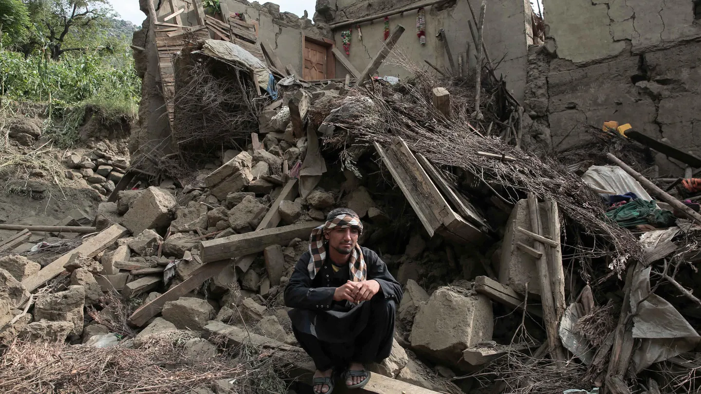 Una víctima del terremoto del domingo junto a los escombros de una casa dañada en Kunar, Afganistán Una víctima del terremoto del domingo junto a los escombros de una casa dañada en Kunar, Afganistán