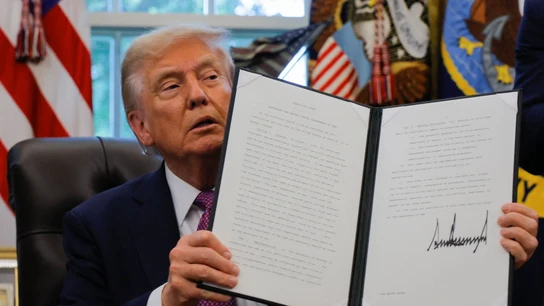 Donald Trump enseña la orden ejecutiva que autoriza el cambio de nombre del Departamento de Defensa por el de Guerra Donald Trump enseña la orden ejecutiva que autoriza el cambio de nombre del Departamento de Defensa por el de Guerra