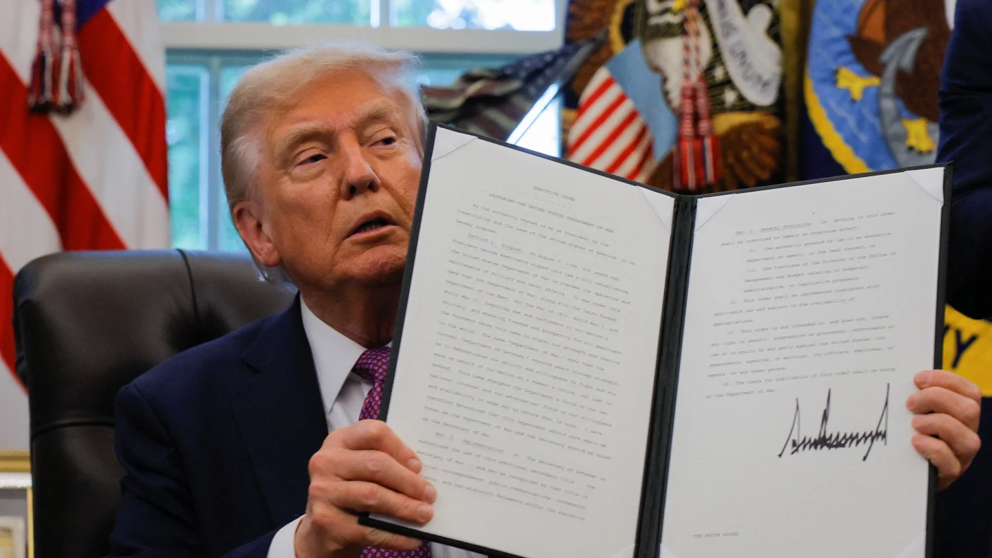 Donald Trump enseña la orden ejecutiva que autoriza el cambio de nombre del Departamento de Defensa por el de Guerra Donald Trump enseña la orden ejecutiva que autoriza el cambio de nombre del Departamento de Defensa por el de Guerra