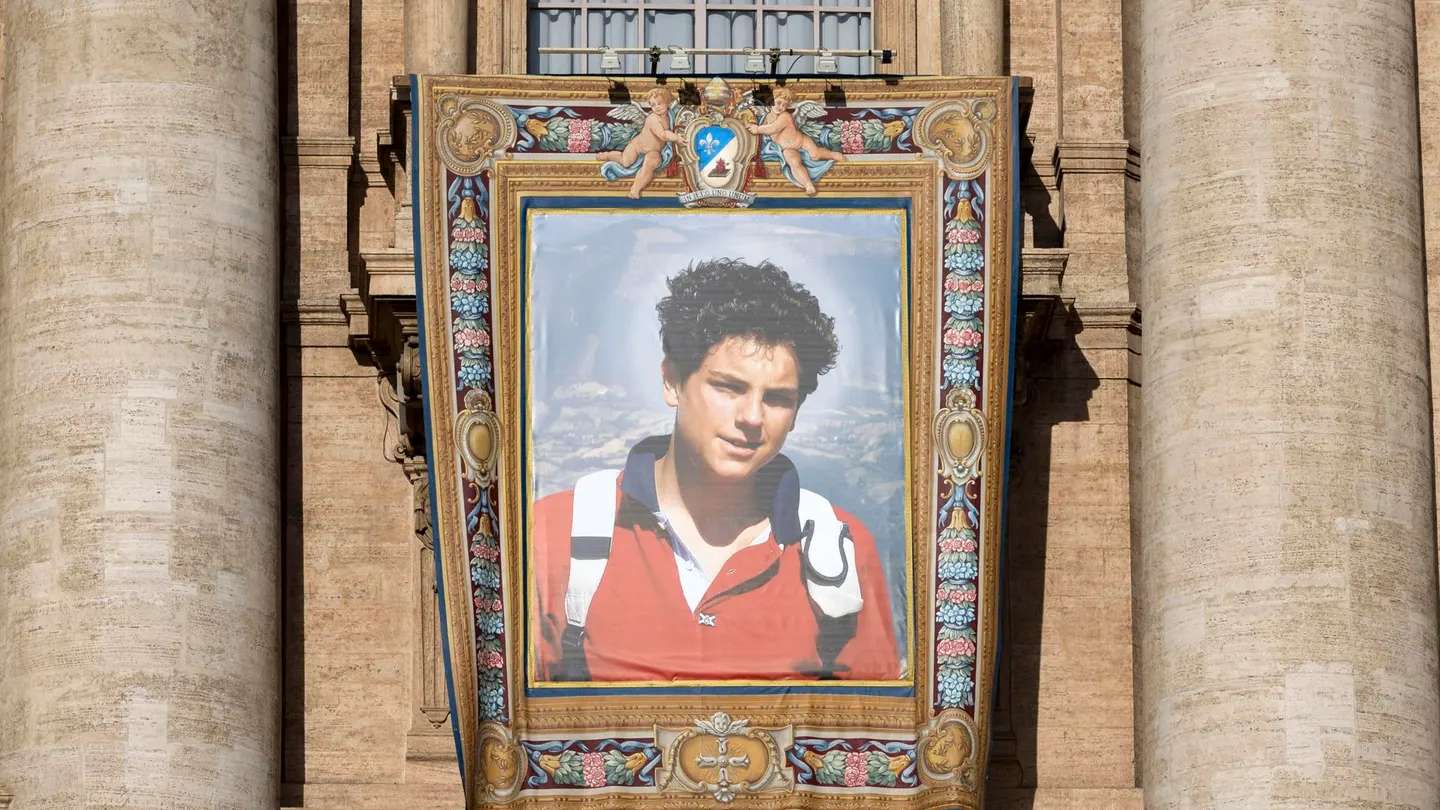 Imagen de Carlo Acutis en la ceremonia de su canonización Imagen de Carlo Acutis en la ceremonia de su canonización